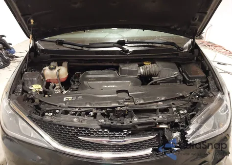 2017 Chrysler Pacifica Touring-L Plus z USA, uszkodzony, nr VIN 2C4RC1EG9HR559588